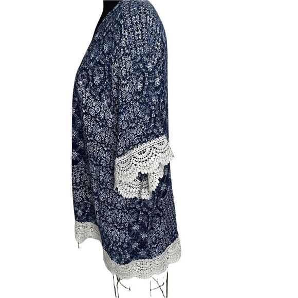 Front of Closet Blue & White Print Kimono With Lace Accents Size S - Picture 9 of 16